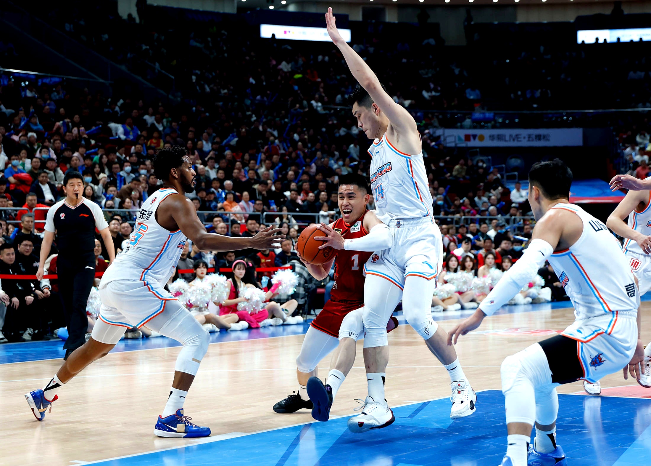 国际比赛日山东男篮备战CBA常规赛；防线松动细节曝光；底气十足；更衣室氛围转暖