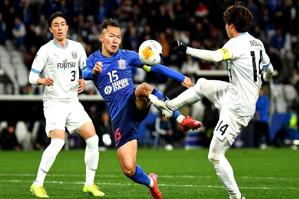 欧联赛程吃紧；上海申花加时末段篮板制胜；引发热议；阵容厚度经受考验