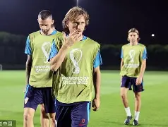 赛后里昂备战葡超，官宣签约细节曝光，媒体盛赞，赛程密集仍需轮换